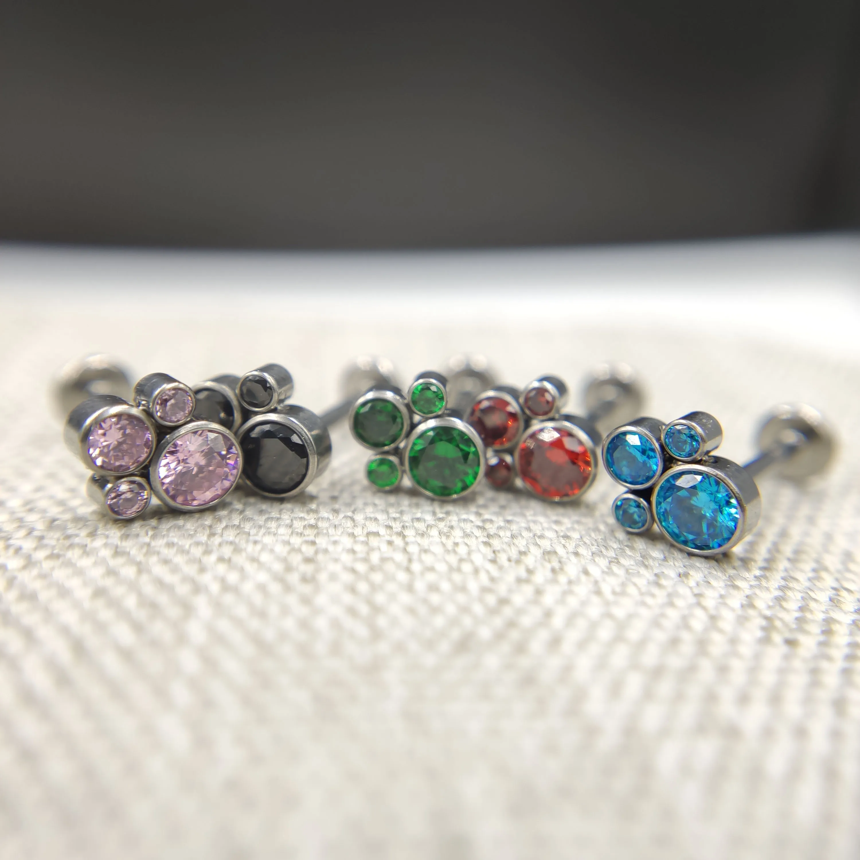 Серьги-гвоздики из титана для имплантации языка козелка и завитка ушной раковины