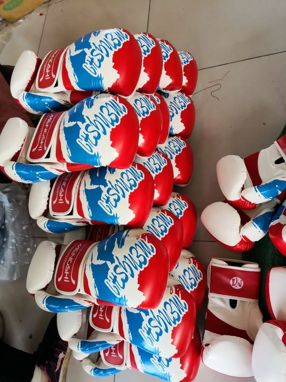 

Warriors a Molding Inner Wearing Adult Boxing Gloves Report