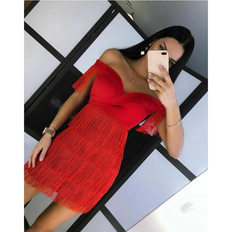 

Женское платье с открытыми плечами