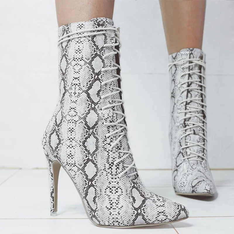 Женские леопардовые ботинки до середины икры со шнуровкой; сезон осень; женская обувь с острым носком; коллекция года; женская обувь на тонком высоком каблуке