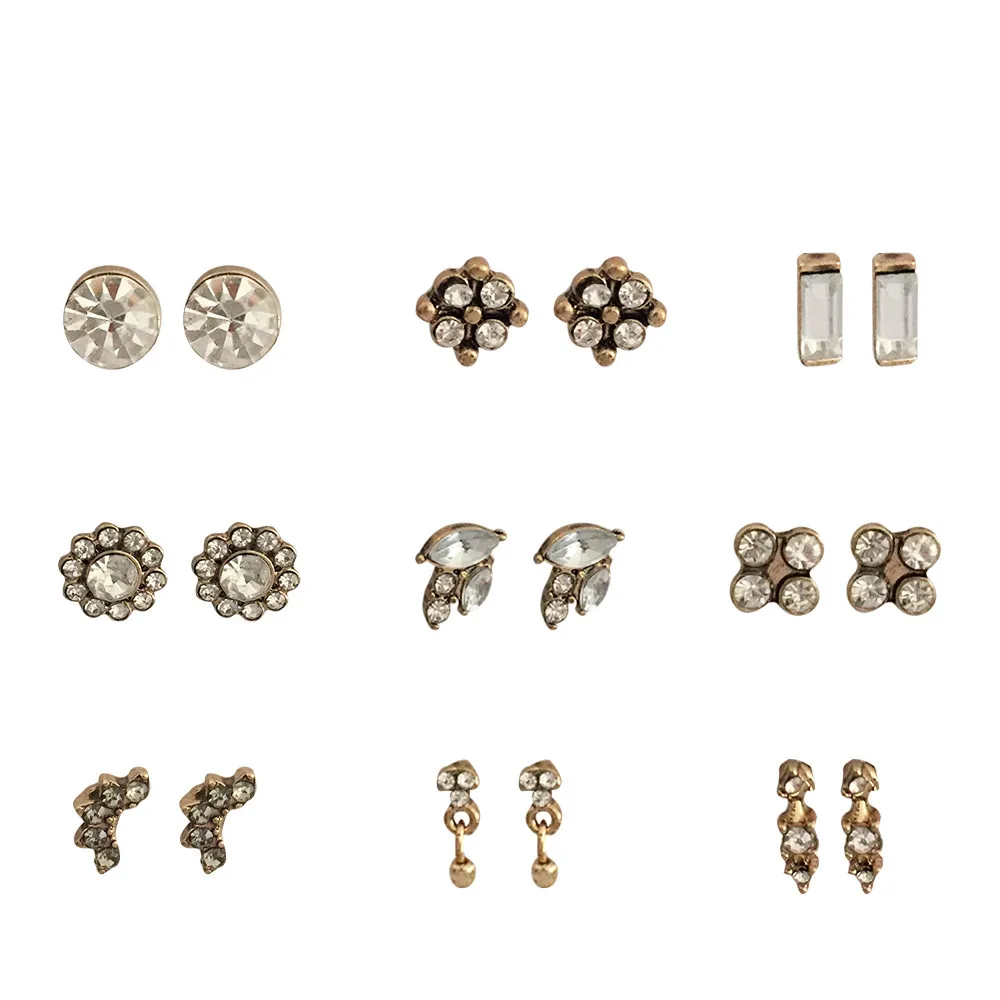 Набор сережек-гвоздиков с прозрачным цветком из античного золота