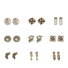 Набор сережек-гвоздиков с прозрачным цветком из античного золота