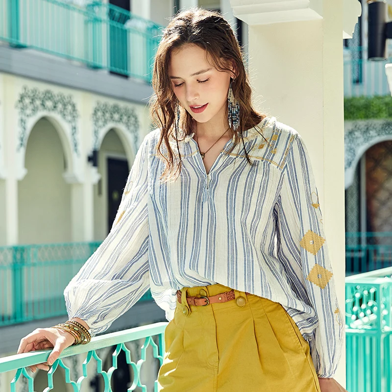 Женская винтажная блузка в полоску ARTKA черная с рукавами фонариками и v образным