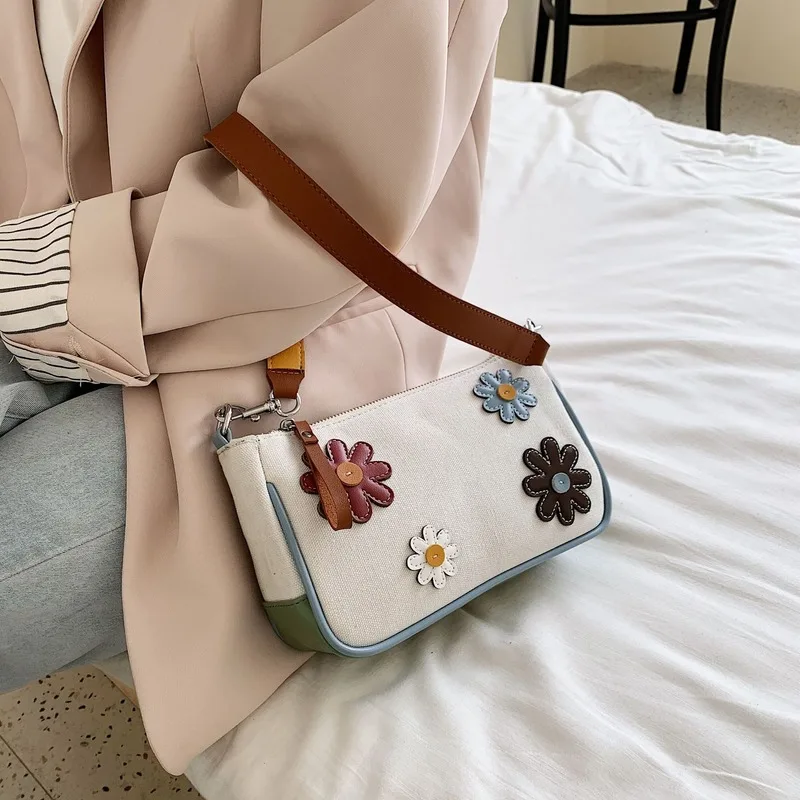 

Medieval canvas underarm bag female 2020 spring and summer new net red flower baguette bag western style single shoulder handbag