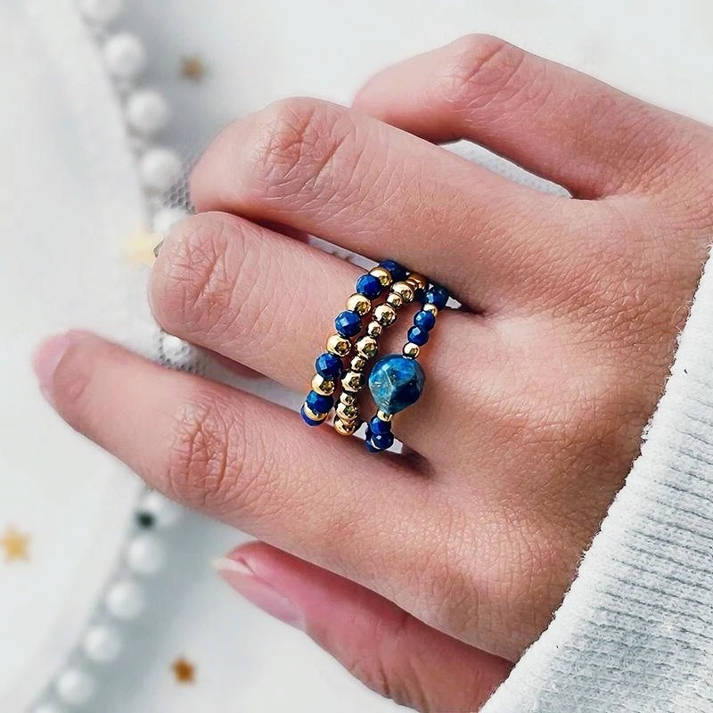Женское кольцо из натурального камня эластичное регулируемое с бусинами синего