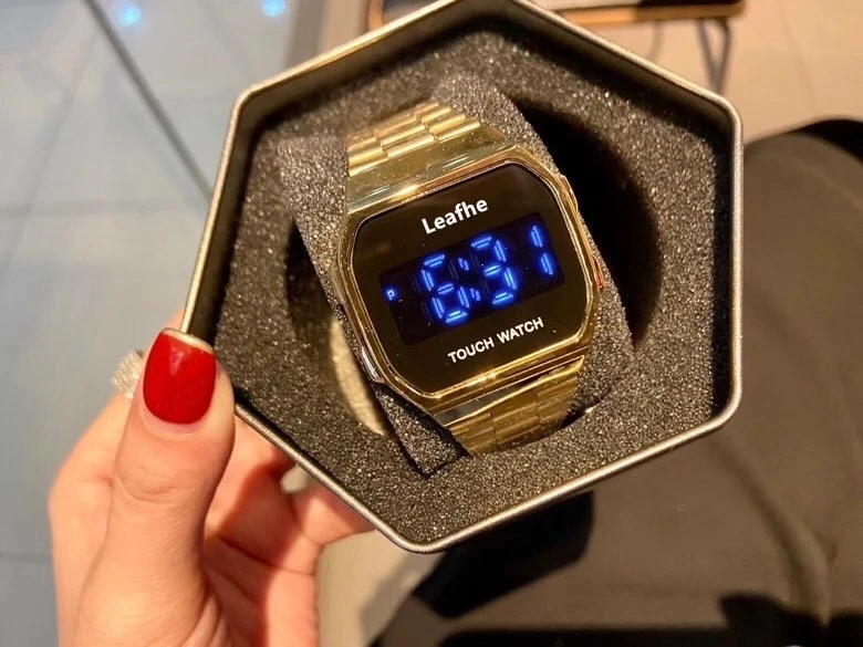 

Fashion brand touch screen watch can adjust the time at will fluorescent electronic display variety of strap colors for choice