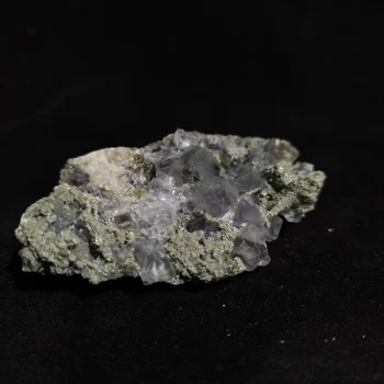 

68.7gNatural blue fluorite, crystal, mica, a variety of mineral symbiont