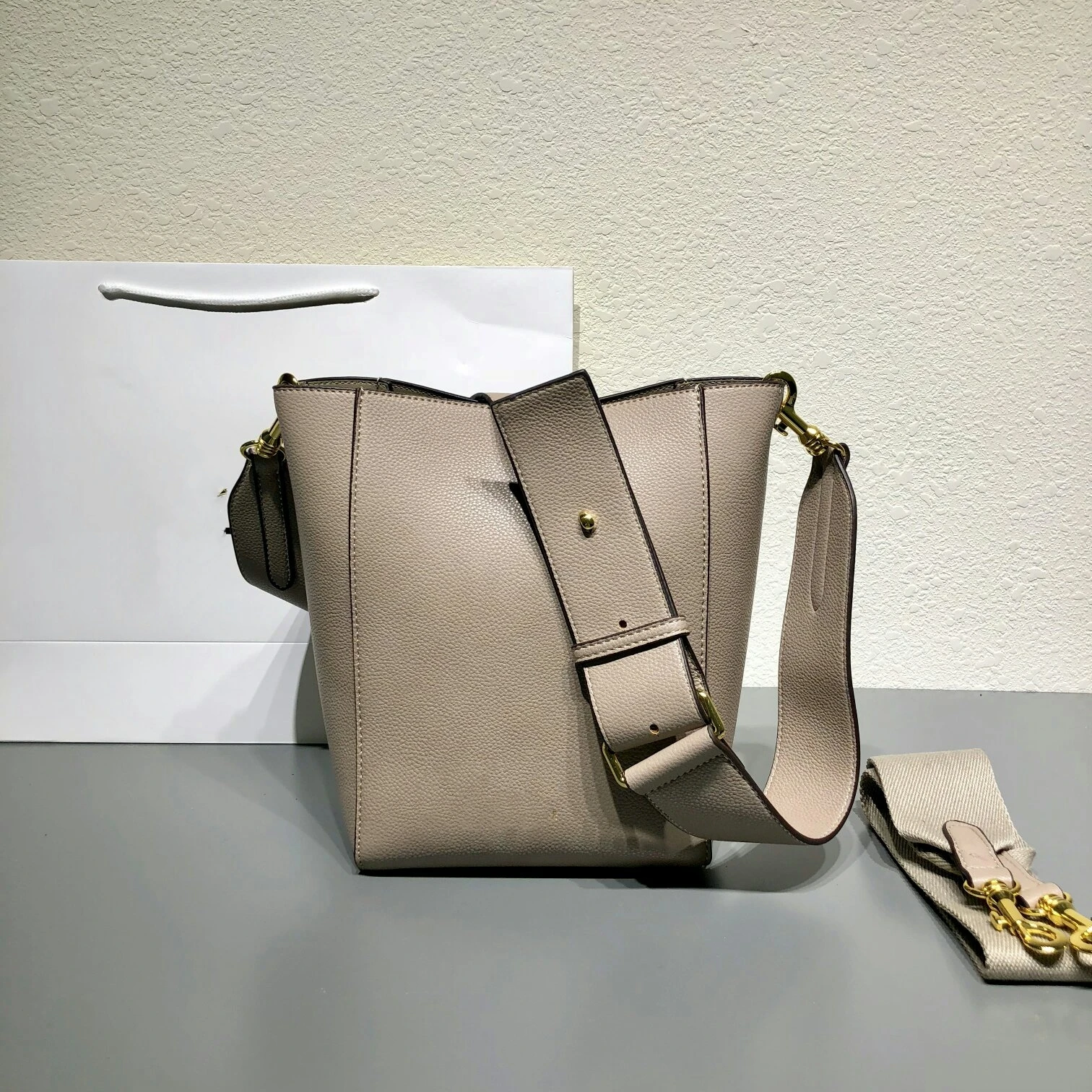 2020 new brand women's leather handbag messenger bag fashionable and durable