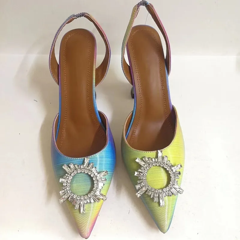 Популярные дизайнерские высокие Босоножки на каблуке с градиентом радужного цвета; свадебные туфли-лодочки с острым носком и украшением в виде кристаллов; женская свадебная обувь