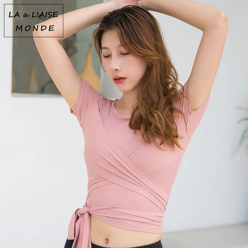 Новинка; летняя Черная Спортивная футболка с перекрестными пятками и завязками на животе; женская футболка с коротким рукавом для фитнеса; топ для бега, тренировок, йоги; укороченный топ для тренажерного зала