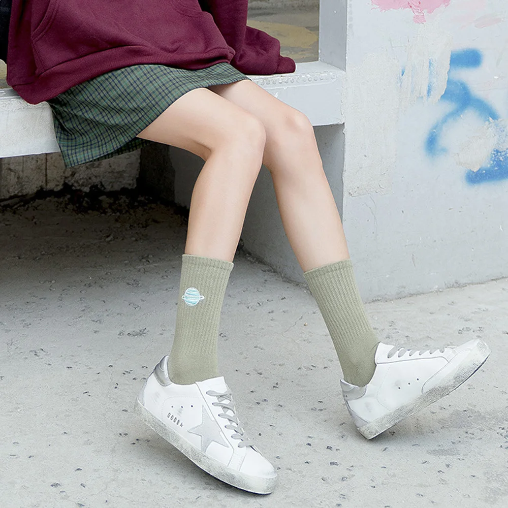 Женские носки новая зимняя мода Harajuku повседневные Kawaii забавные вышитые планеты космические носки мягкие хип хоп популярные уличные носки