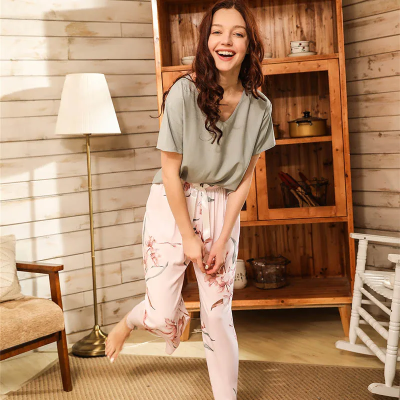 Пижамный комплект женский с V образным вырезом и коротким рукавом из 2 предметов