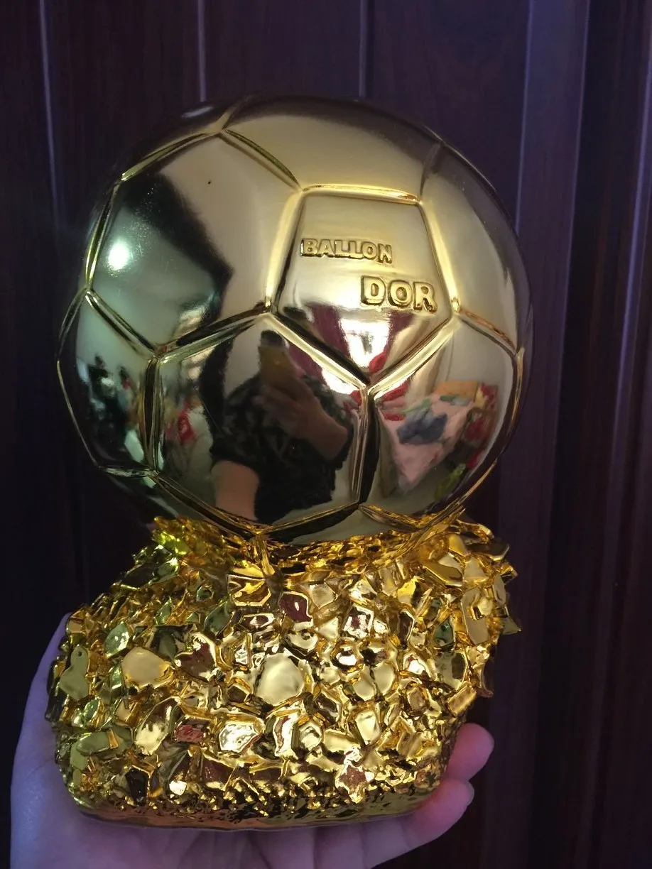Vendita Calda 24Cm Big Size Ballon Dor Trophy Golden Ball Trophy Final Shooter Players Elettrolitico Golden Ball Cup Award