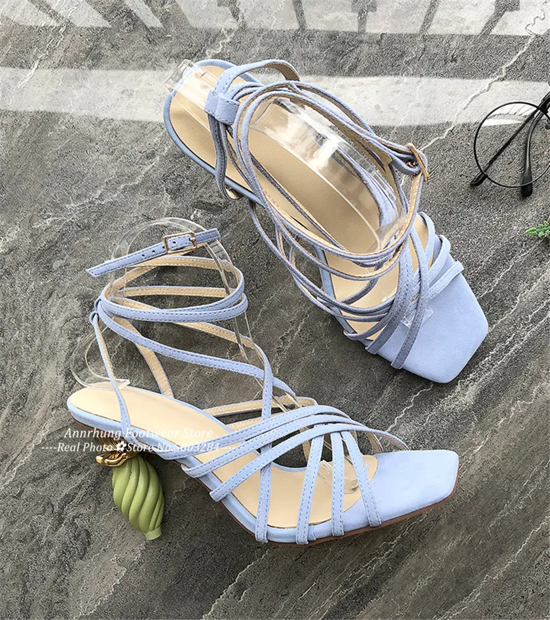 Новинка; босоножки на асимметричном каблуке; женские пикантные туфли на высоком каблуке с узкими ремешками на лодыжках; обувь для подиума на необычном каблуке; сандалии-гладиаторы