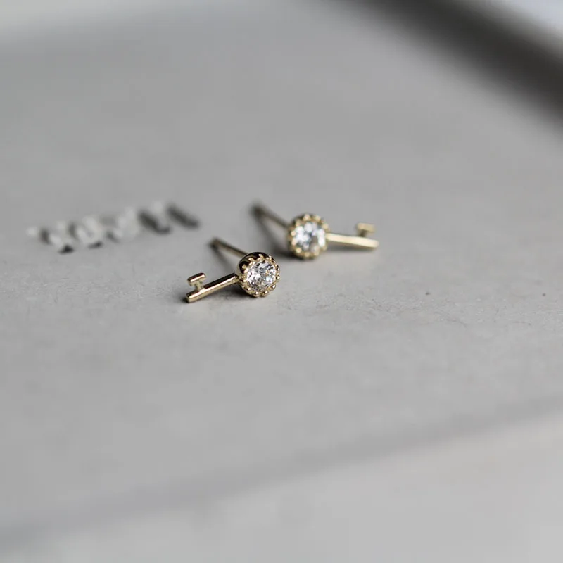 

CMajor 9K Solid Gold Earring Fashion Personality Temperament Fresh Flower Key Shape Minimal Simple Stud Earrings Gift for Women