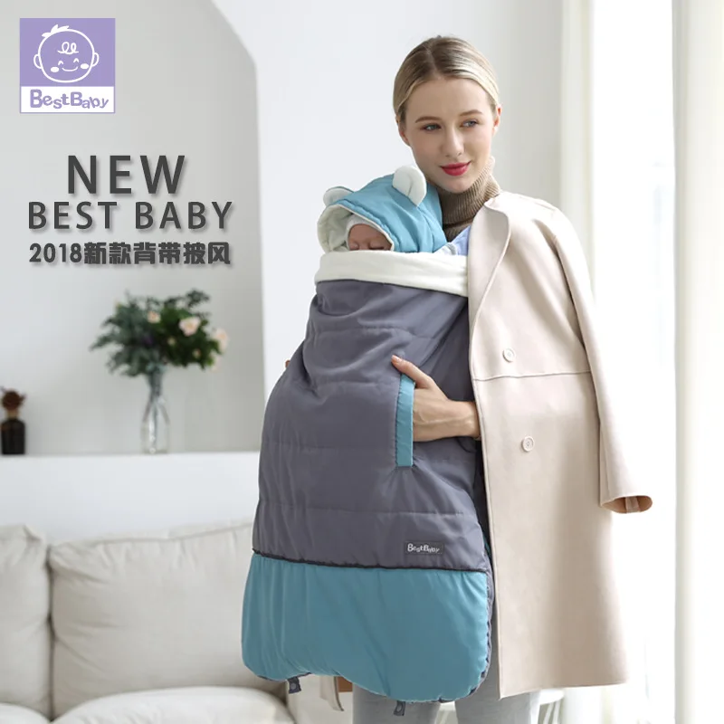 

In autumn and winter, the baby goes out to get clothes. The baby's cloak is the baby's windbreak in autumn and winter