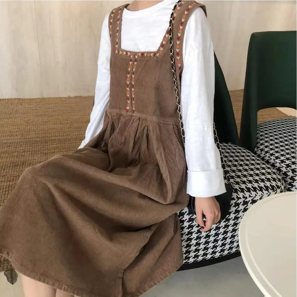 Винтажное вельветовое платье на бретелях с геометрической вышивкой mori girl