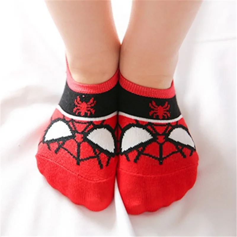 Флеш-накопителей “Мстители” носки для маленьких мальчиков с героями комиксов Марвел, хлопковые носки для детей детские носки Спайдермен, Супермен, Бэтмен детская Футбол баскетбольные Носки - Цвет: Красный