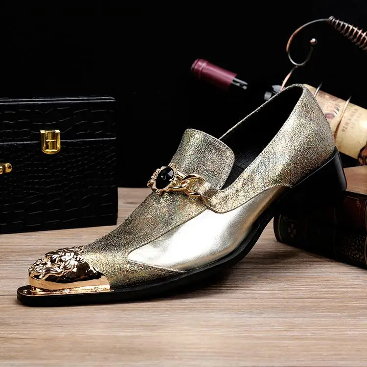 Роскошная мужская обувь; мужские повседневные кожаные туфли из натуральной кожи с кристаллами; мужские лоферы без застежки с острым носком и металлическим украшением золотистого цвета