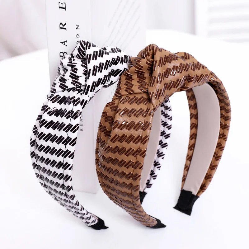 

Creative Wide Knotted Headband Fabric Printed PU Leather Headband Patchwork Hairbands with Metal Chain Hair Hoop for Women Girls