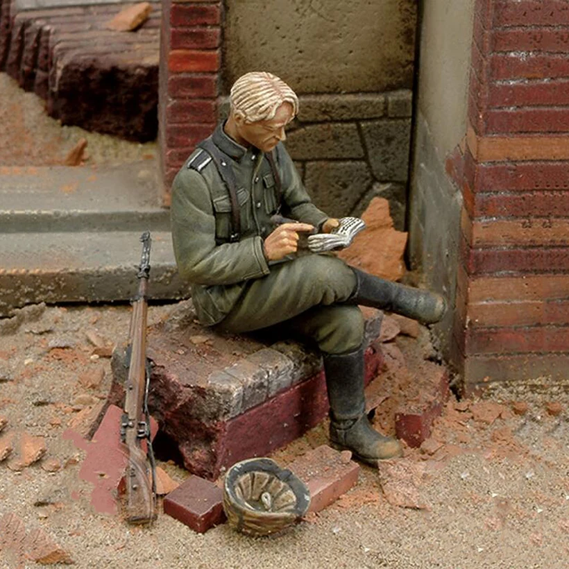 1/35  ancient  man sit in summer   Resin figure Model kits Miniature gk Unassembly Unpainted