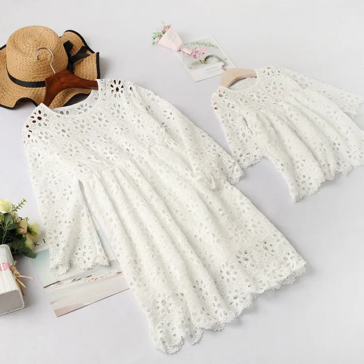 Семейные комплекты; элегантное платье для мамы и дочки; белое кружевное Открытое платье с оборками и рукавами; праздничная одежда для мамы и дочки