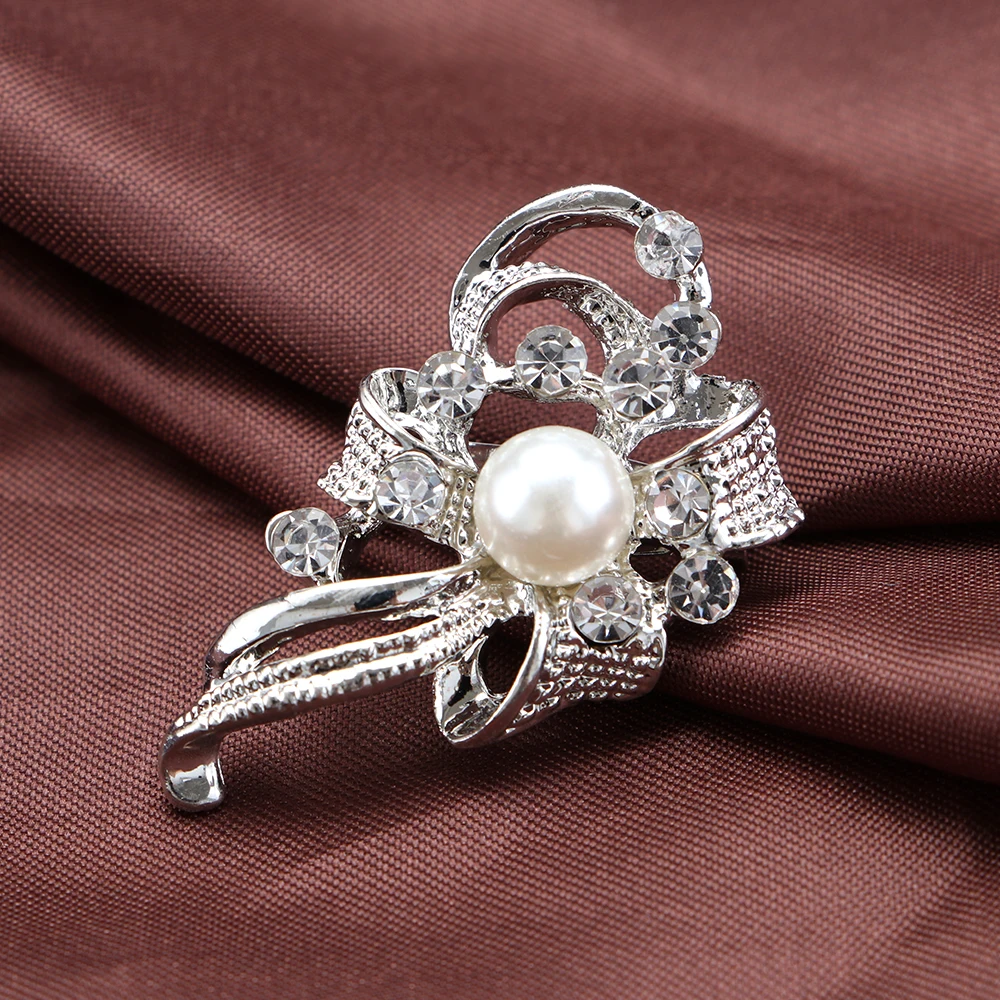 

New Vintage Chic Rhinestone Flower Brooch Pins Silver Color Simulated Pearl Brooches for Women Boutonniere Jewelry Accessories