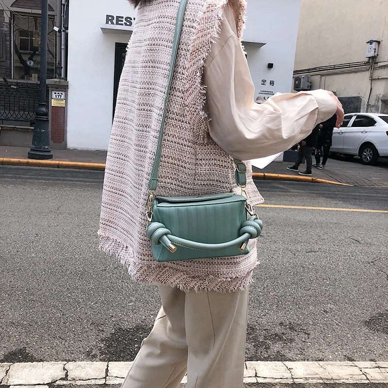 

Stripe texture 2019 new twist knitted handbag with one shoulder one shoulder and small square bag