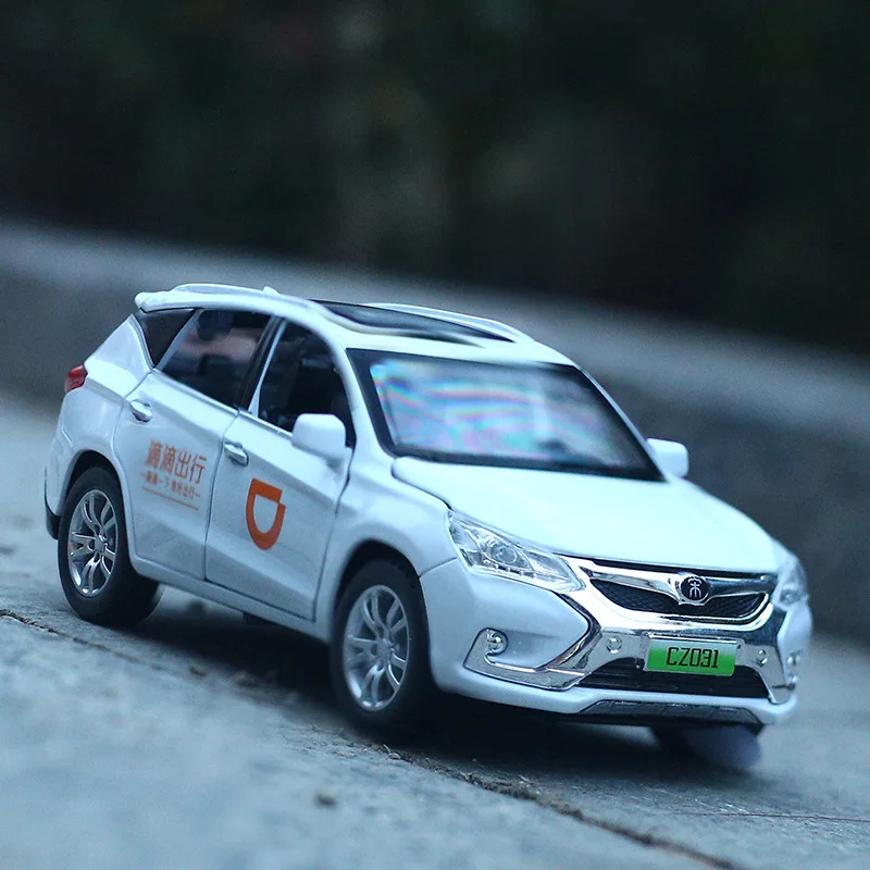 

Re xiao che Induced 1: 32 Alloy Car Model Song Model off-Road Vehicle Warrior Sound And Light Six Door Metal Cz03