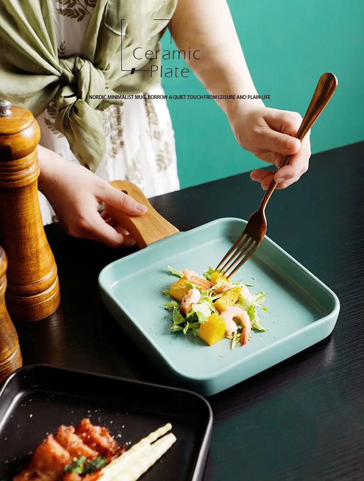 matte-Ceramic-Plate-with-wooden-handle_01