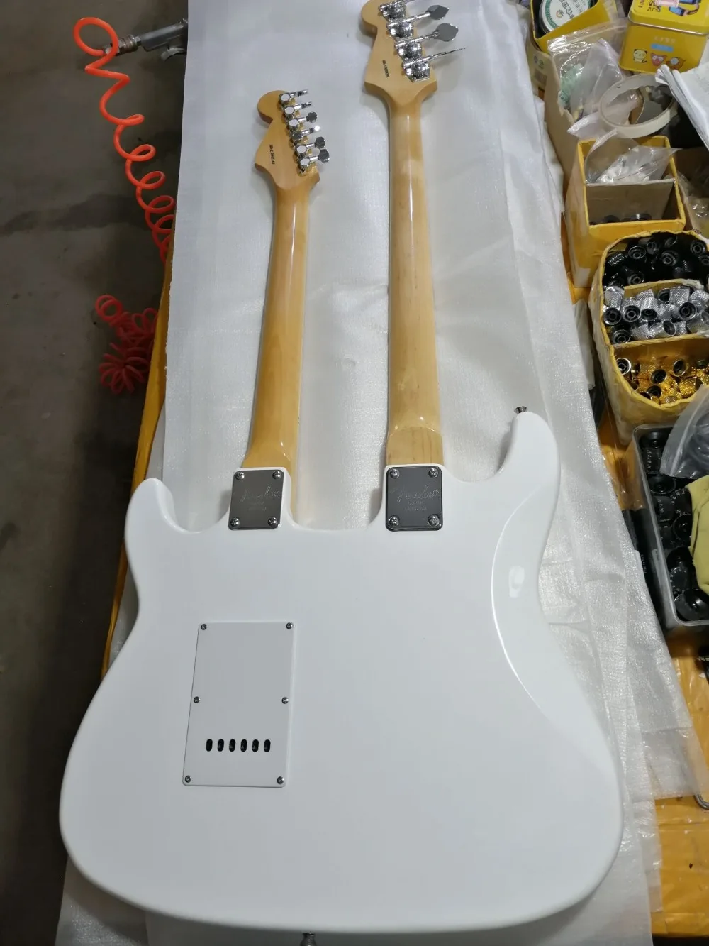Высокое качество FPDN-0011 белый цвет сплошной корпус клен гриф 4/6 струны двойная электрическая гитара