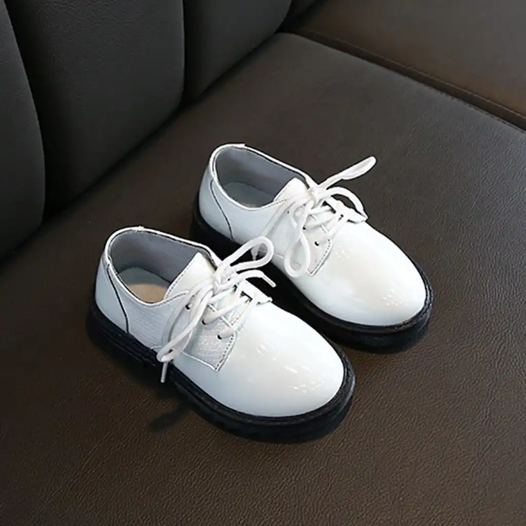 baby boy dressing shoes