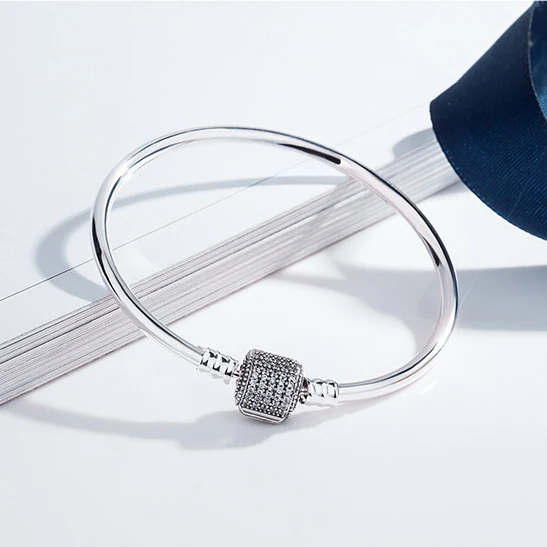 

High quality bracelet is studded with a very good white zircon silver plate bouncy ring bracelet