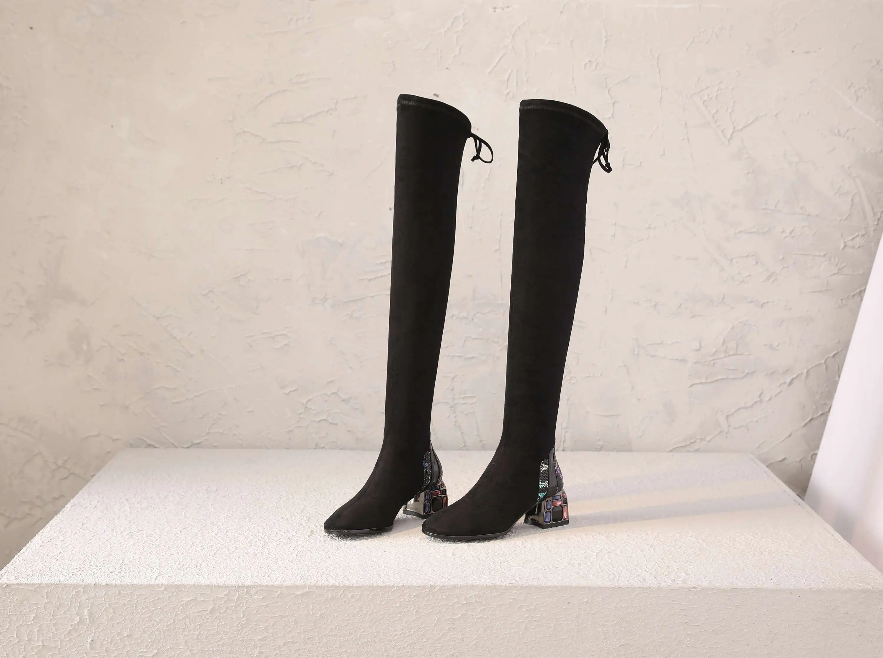 Krazing pot/ г. Модные эластичные ботфорты из флока с круглым носком на высоком каблуке, украшенные кристаллами, на шнуровке, в европейском стиле, L0f1
