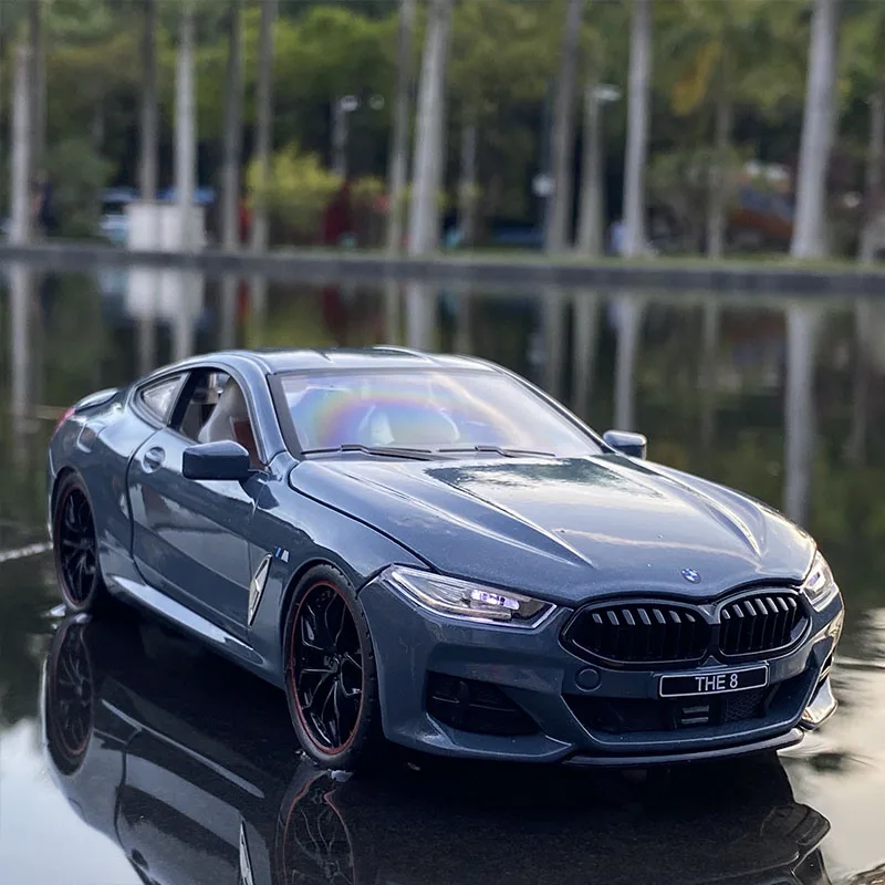 Модель автомобиля из сплава 1:24 BMW M8 Литые и игрушечные автомобили металлическая