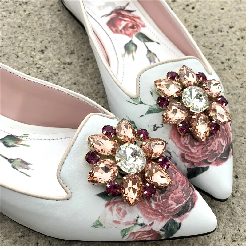 Обувь с принтом розы; женские розовые туфли с острым носком и украшением в виде ювелирных изделий; Узкие туфли на плоской подошве с цветочным узором; удобная женская обувь белого цвета