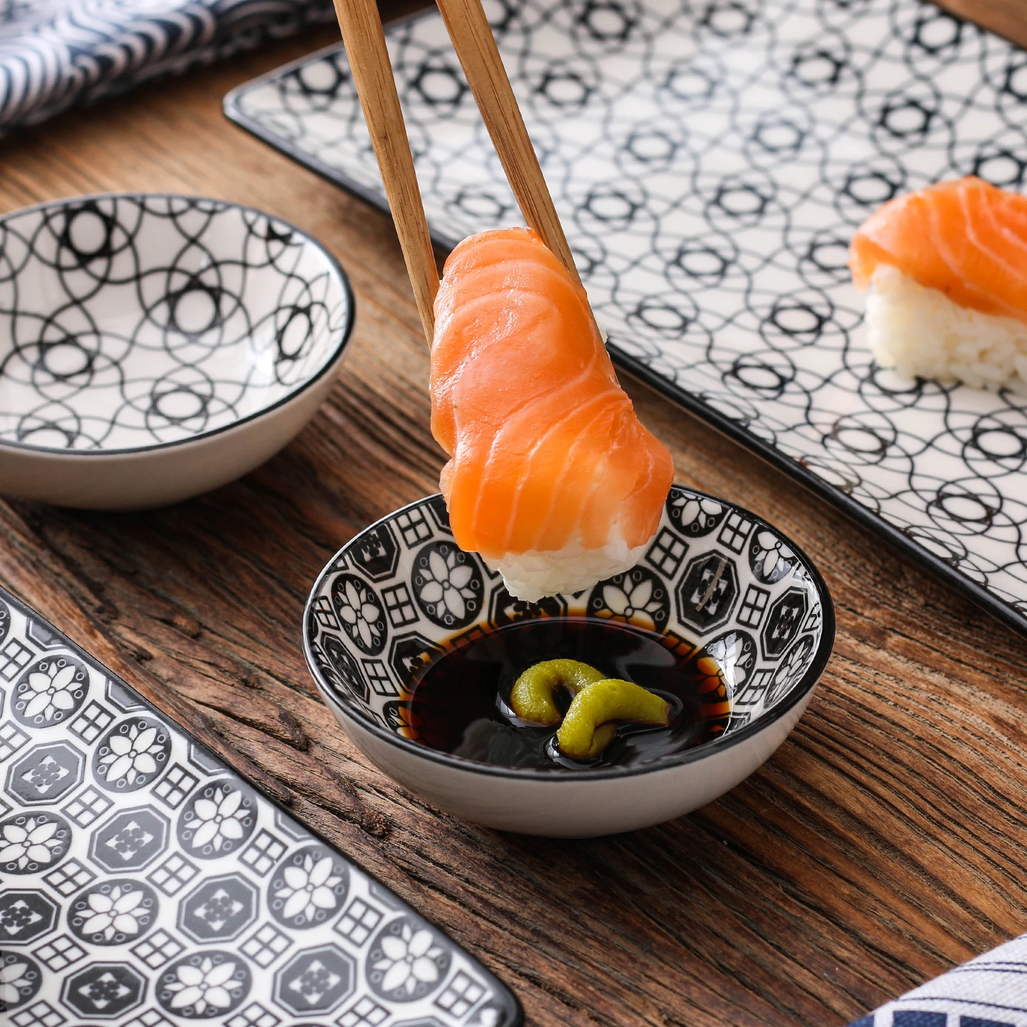 Estilo Japonés Pintado a Mano Vajillas 2 Pares de Palillos Madera 2 pequeños Platos de Salsas vancasso Serie Haruka Set de Sushi 6 Piezas 2 Platos para Sushi 