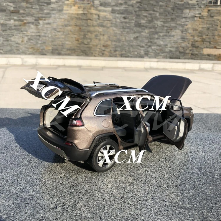 Литая модель автомобиля для нового Cherokee 1:18(коричневый)+ маленький подарок