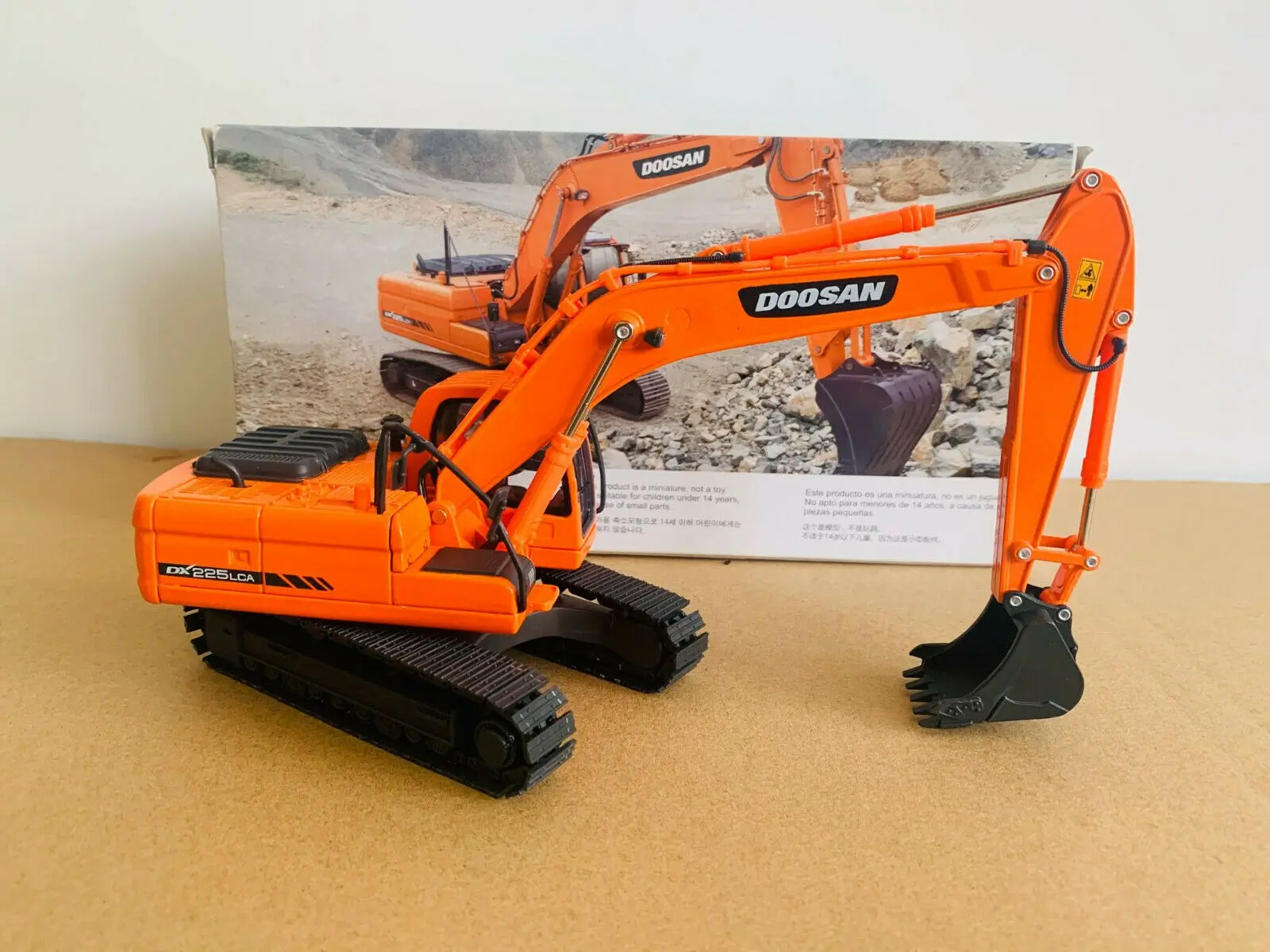 Гидравлический экскаватор Doosan DX225LCA масштаб 1:40 литая модель новая в оригинальной