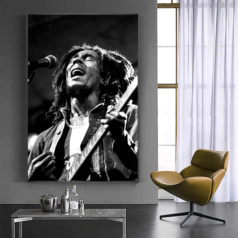 Peinture sur toile de Bob Marley en concert en noir et blanc, sur le mur d'un salon avec un fauteuil de couleur jaune