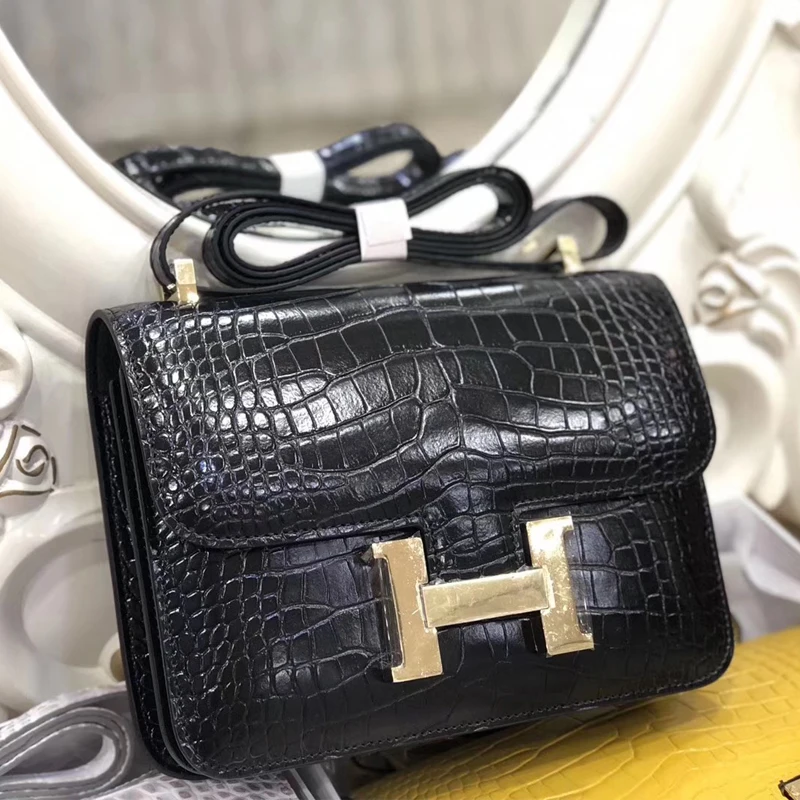 

Crocodile pattern microfiber inner flight attendant bag curved side Kang Kang small square bag shoulder slung female bag h buckle two layer leatherHardware is gold and silver, please order to the customer service.