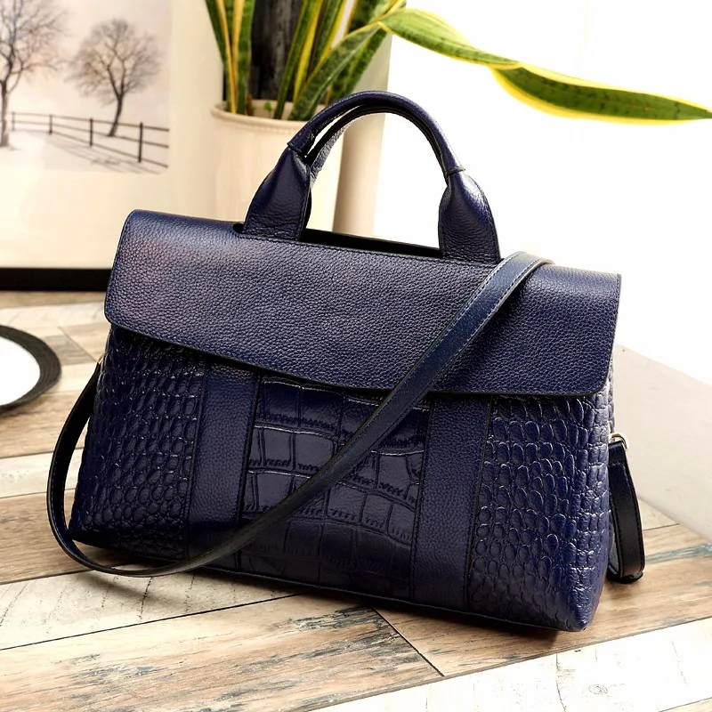 

Large-capacity lady's bag with dermal crocodile pattern