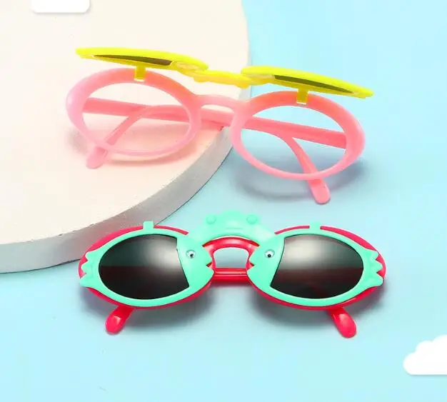 

Happy Fish Design Kids Sunglasses Oval Flip Children Eyewear 6 Colors Cute Small Baby Eyeglasses UV400 Sun Glasses Gafas de sol