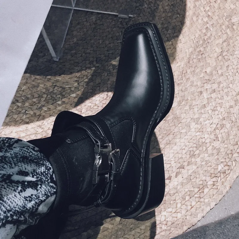 Черные кожаные сапоги в стиле «милитари» британский стиль квадратный носок ботильоны Монета Чехол Украшенные Для женщин ботинки «Челси»; обувь на зиму