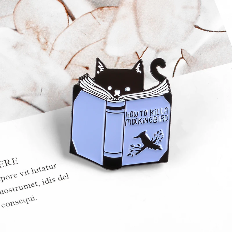 Эмалированная булавка для чтения с кошкой, заказной животный книжный мешочек для брошек одежды, булавка с отворотом, как убить насмешливую птицу, значок, креативное ювелирное изделие, подарок