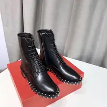 Женские мотоциклетные ботинки из натуральной кожи; сезон осень; модные черные армейские ботинки на шнуровке с острым носком и заклепками; женская обувь