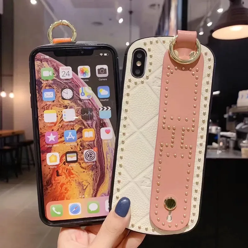 Роскошный модный чехол для телефона с заклепками и кольцом для iPhone XS Max XR X 8 7 Plus, кожаный чехол с ремешком на запястье, защитный чехол для всего тела - Цвет: pink