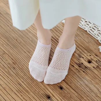 

2020 summer new ladies hollow solid color lace shallow mouth socks red