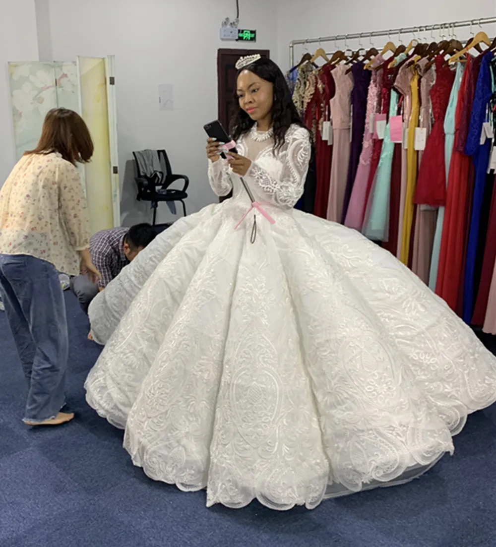 Очаровательное бальное платье с