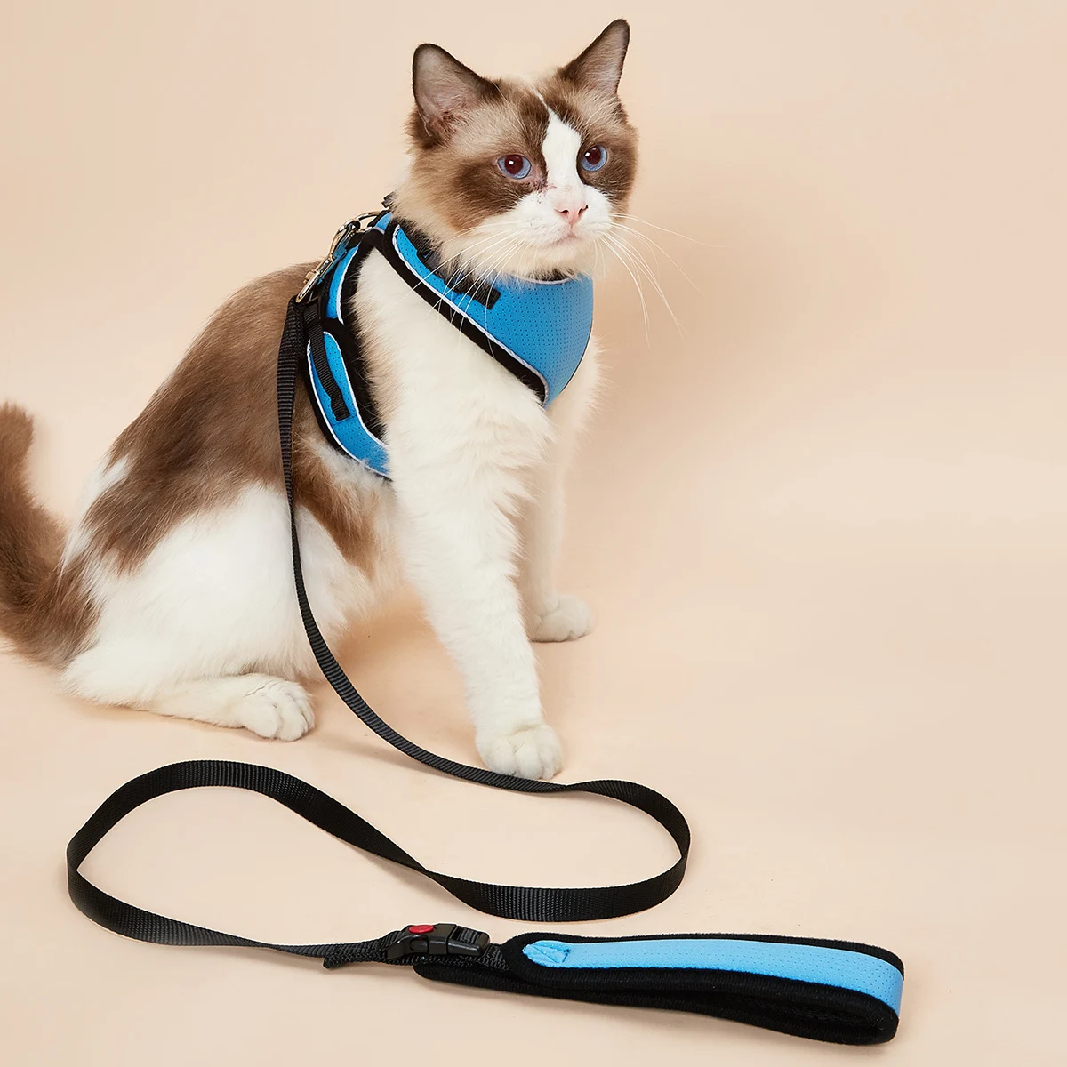 

No Pull Cat Harness and leash set Reflective Adjustable Vest with 1 Leash Attachments, Soft Control Training Handlefor cats